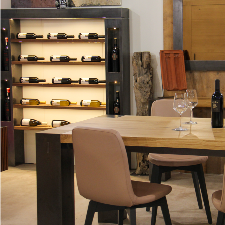 foto di un tavolo e di interni della fiera arredamont